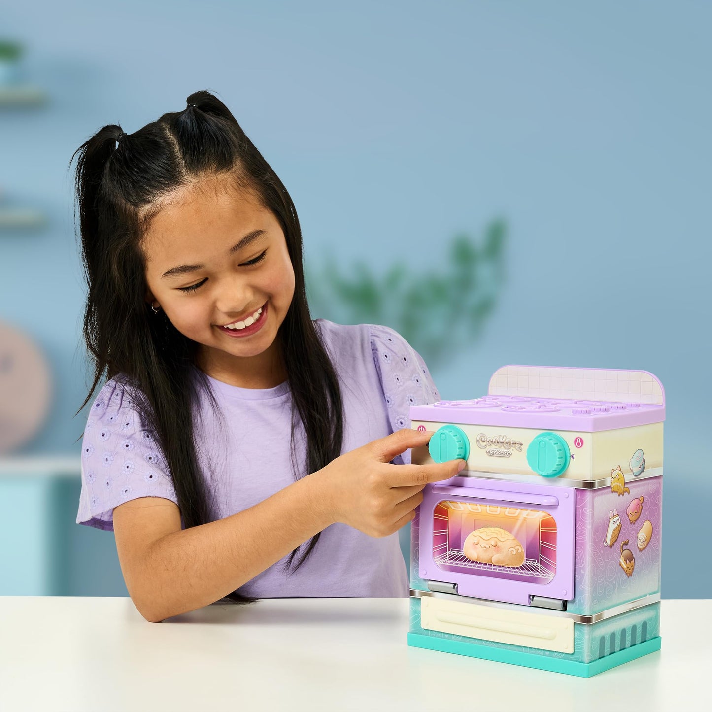Cookeez Makery Lil' Bakez Oven – Mix, Bake & Reveal a Surprise Scented Plush Pet Toy (Non-Electronic, Styles May Vary)