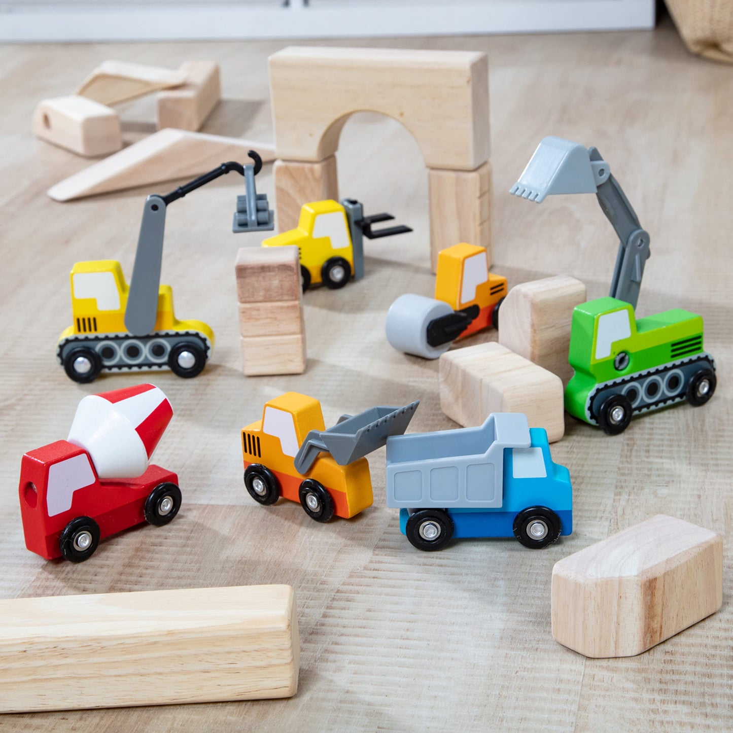Melissa & Doug Wooden Construction Site Vehicles with Wooden Storage Tray (8 pcs)