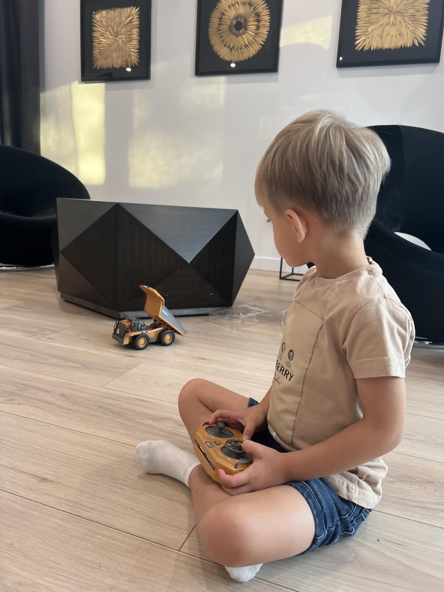 RC Dump Truck Toy – 9-Channel Remote Control Construction Truck with Metal Bed & Lights, Rechargeable, Kids Gift Ages 3-12+