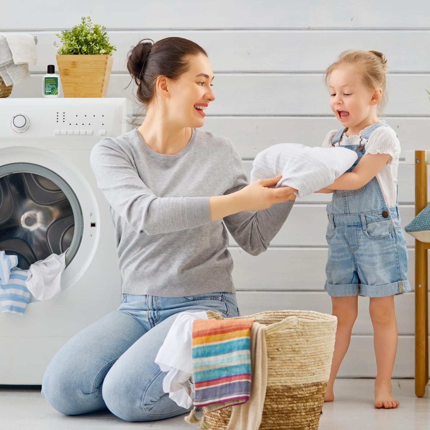 Desert Essence 100% Australian Tea Tree Oil, Therapeutic Grade Essential Oil for Skin & Hair Care, Cleansing, Soothing, Vegan, 2oz