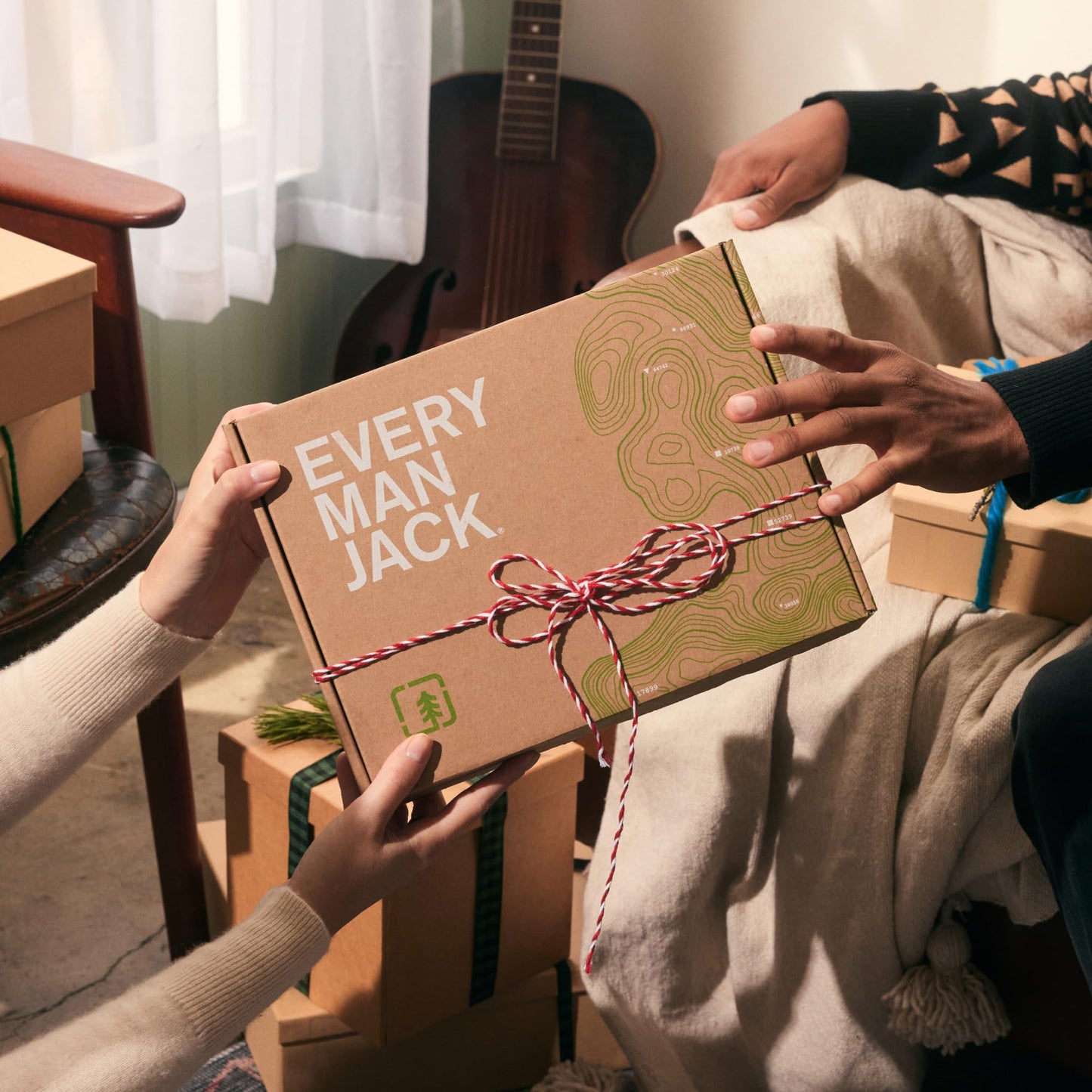 Every Man Jack Men’s Amber & Sandalwood Gift Set – Body Wash, 2-in-1 Shampoo, Deodorant & Face Wash with Clean Ingredients