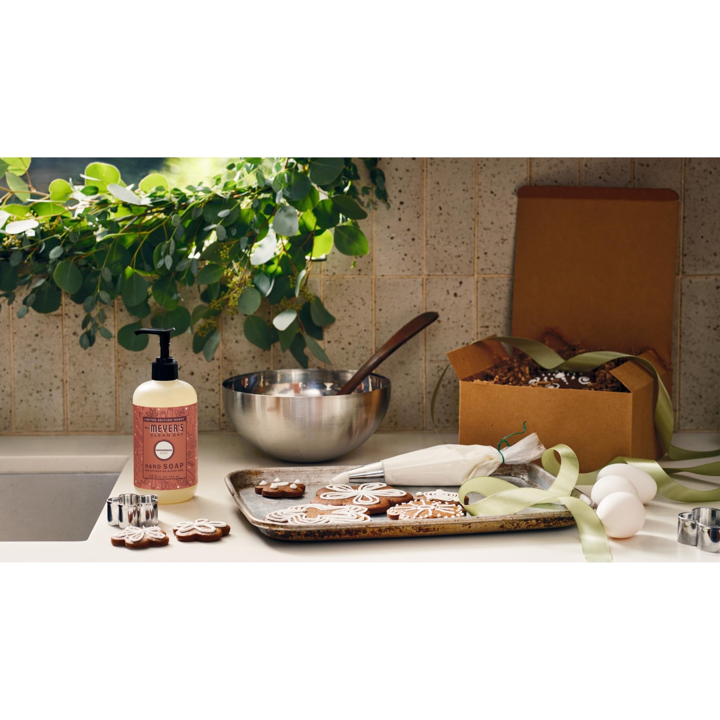 Mrs. MEYER'S CLEAN DAY Liquid Hand Soap, Limited Edition Gingerbread Scent, 12.5 Ounce Bottle