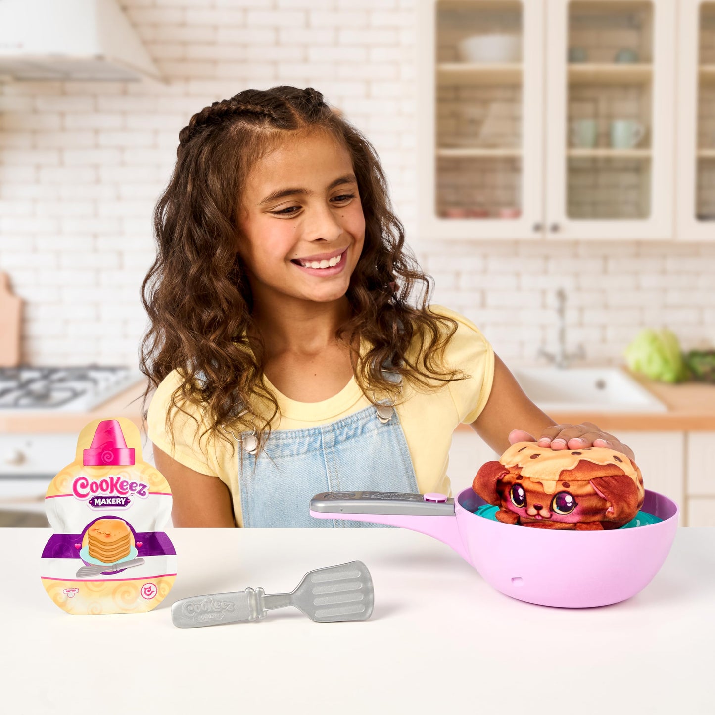 Cookeez Makery Pancake Treatz – Mix, Flip & Reveal a Scented Interactive Plush Friend! Surprise Styles Available