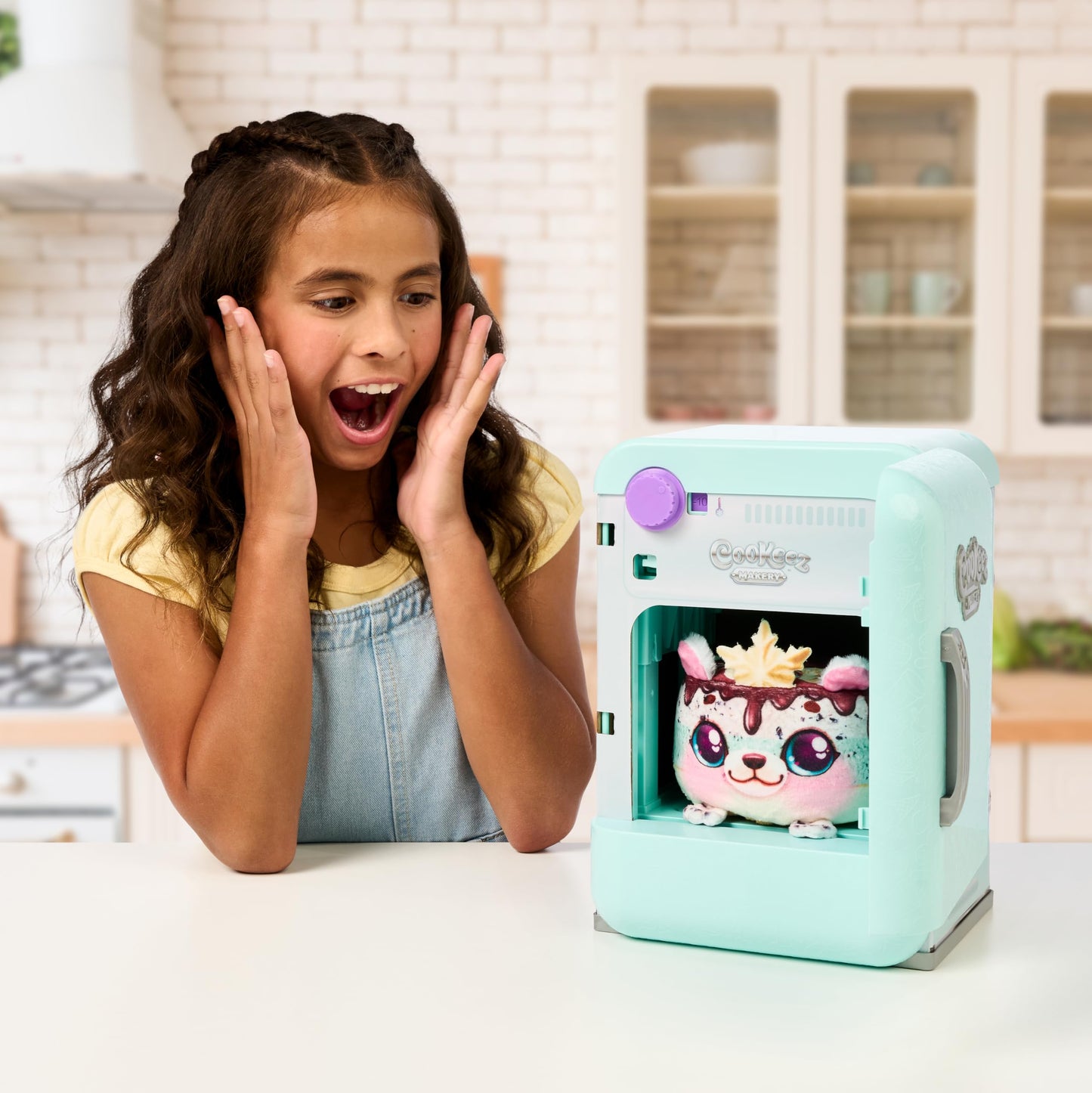 Cookeez Makery Freezy Cakez – Mix, Freeze & Reveal a Scented, Shivering Plush Friend! Styles May Vary
