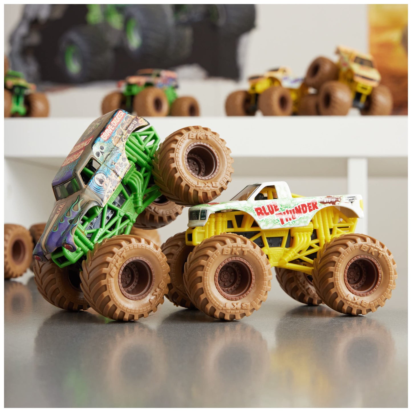 Monster Jam, Mystery Mudders 2-Pack Monster Trucks, Official 1:64 Die-Cast Vehicles, Wash to Reveal (Styles Will Vary), Kids Toys for Boys 3 and Up