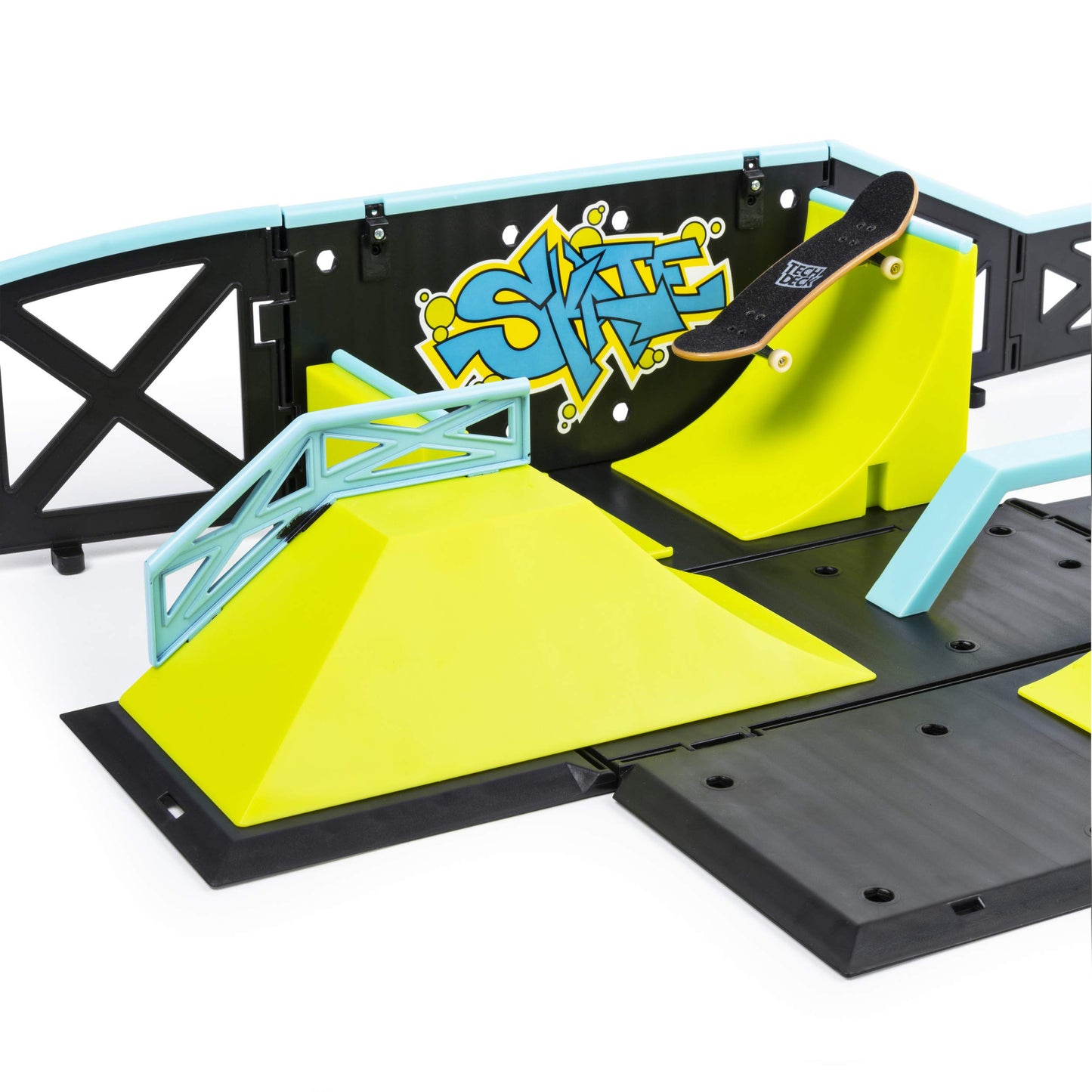 Tech Deck, Transforming SK8 Container Pro Modular Skatepark with Exclusive Fingerboard, Kids Toy for Ages 6 and Up (Styles May Vary)