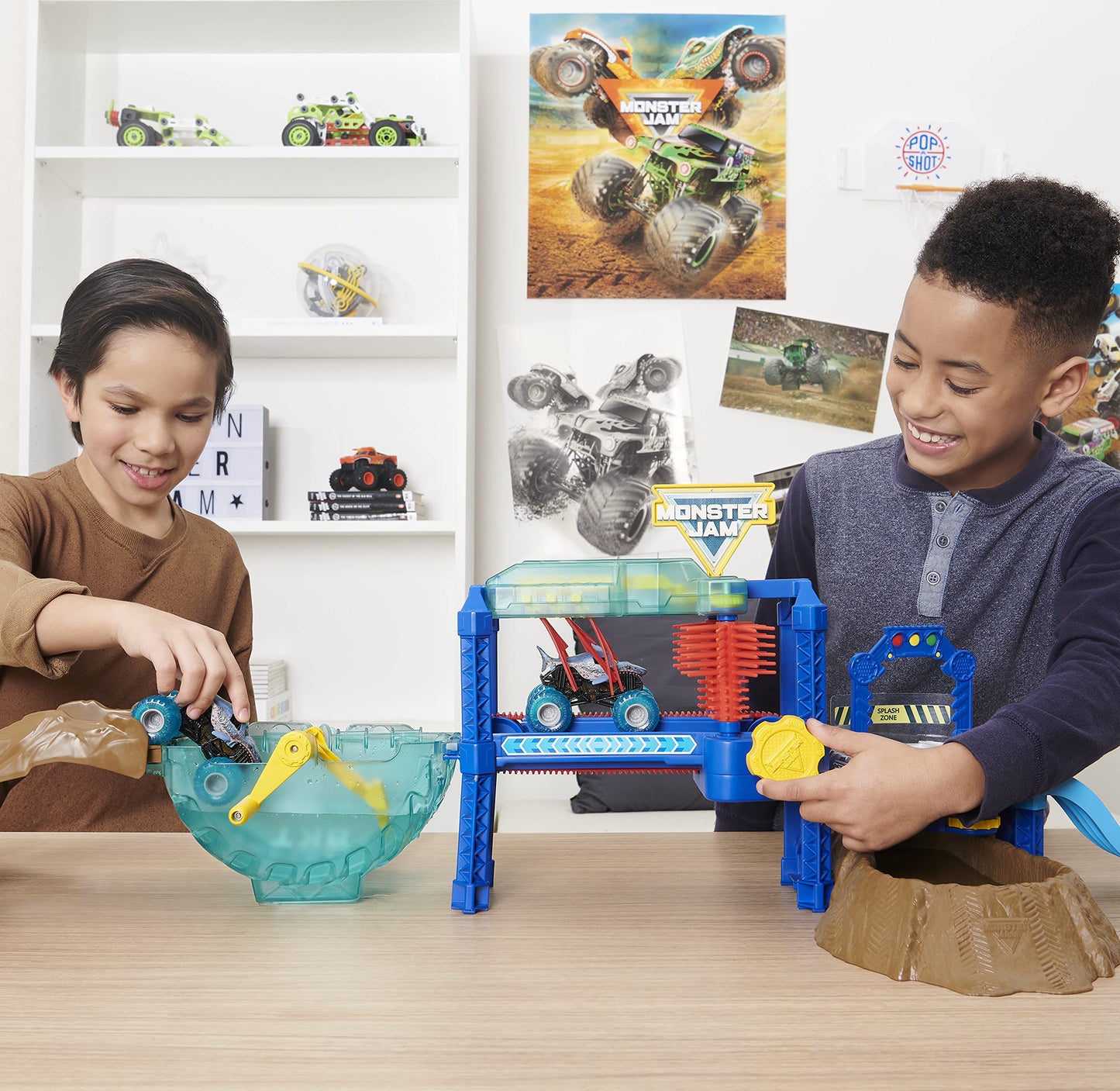 Monster Jam, Megalodon Monster Wash, Includes Color-Changing Truck, Interactive Water Play Kids Toys for Aged 3 and Up