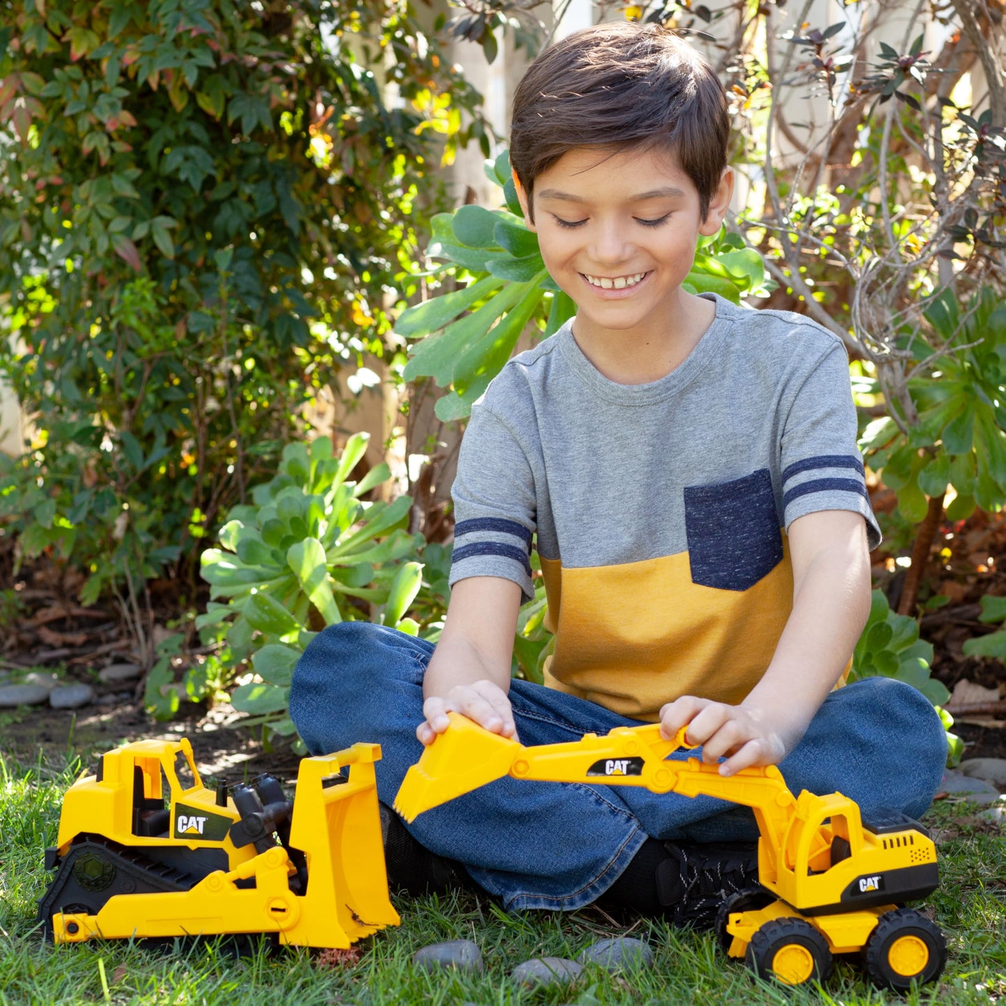 Cat Construction Fleet 10" Excavator Toy – Heavy-Duty Plastic, Working Boom & Bucket, Free-Rolling Wheels, Indoor/Outdoor Sandbox Vehicle for Kids 2+