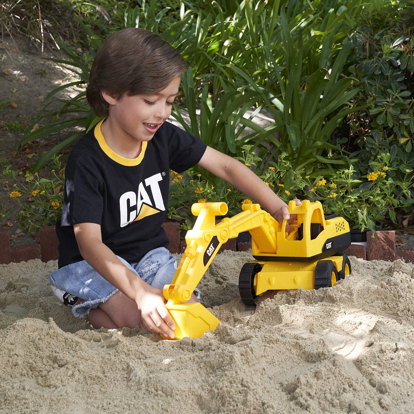 CAT Construction 15" Excavator Toy for Kids – Super-Sized Outdoor Vehicle with Real Working & Articulated Parts, Ages 3+