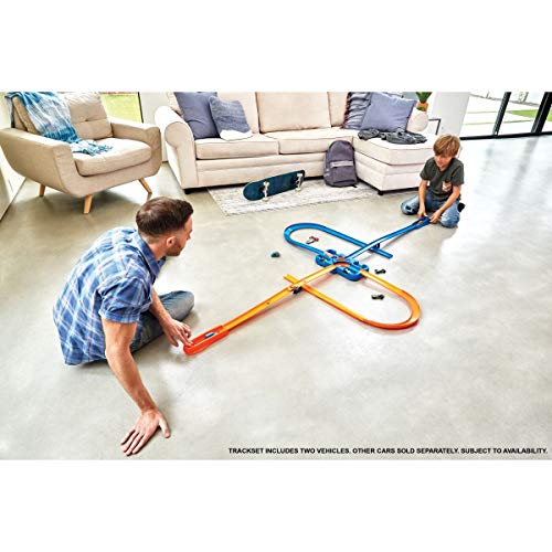 Hot Wheels Toy Car Track Builder Playset, Deluxe Stunt Box with 25 Component Parts & 1:64 Scale Vehicle (Amazon Exclusive)
