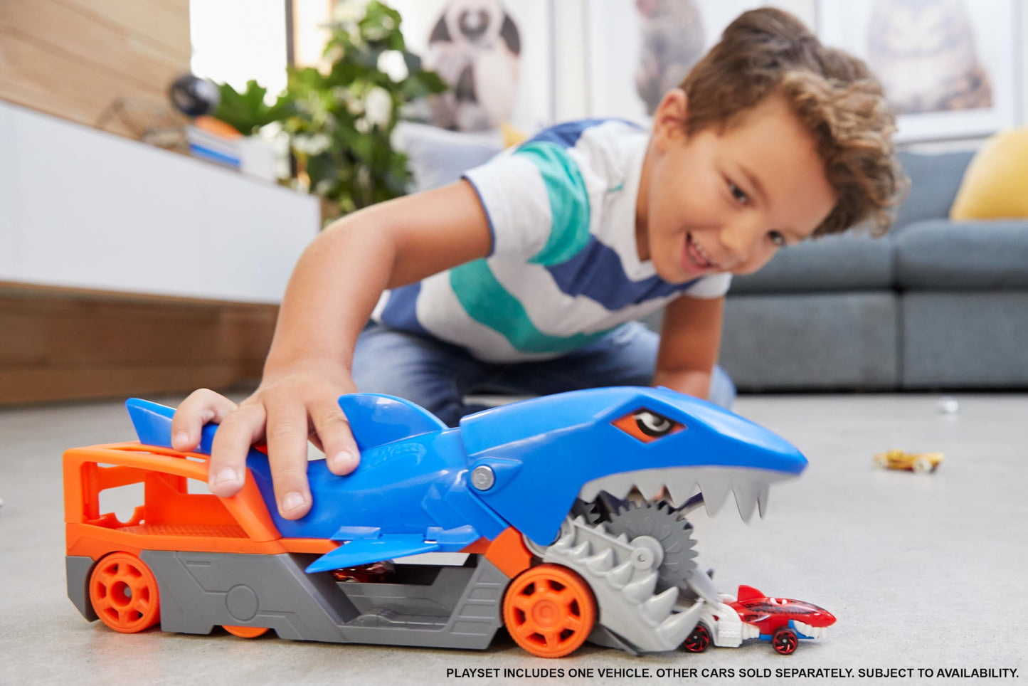 Hot Wheels Matchbox Takeoff Adventure Airport Playset with 1:64 Die-Cast Audi, Plastic Plane, Take-Off & Landing Action, Car Storage