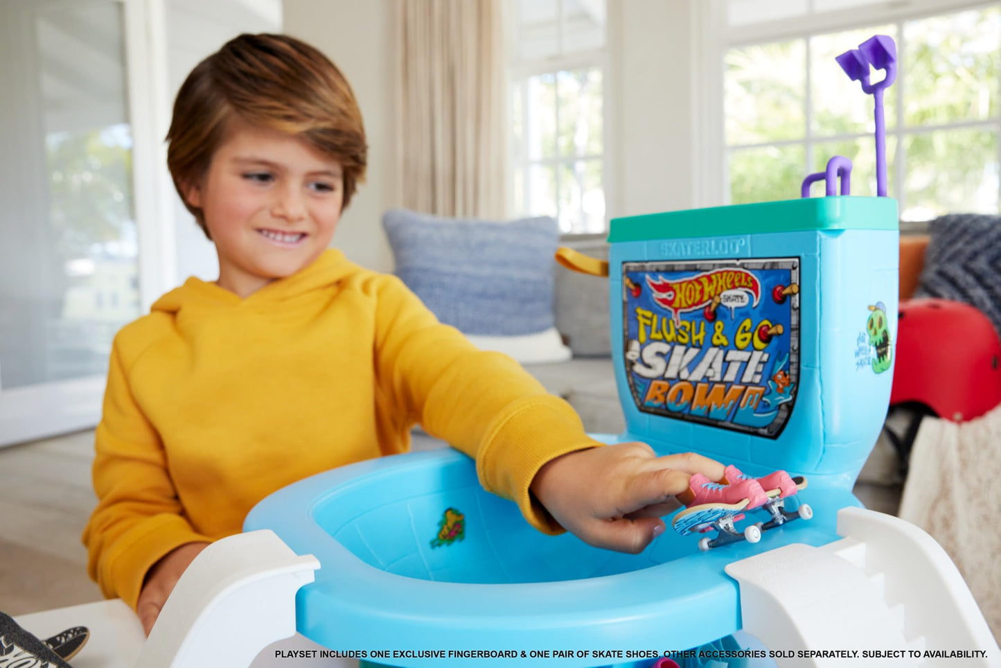 Hot Wheels Skate Fingerboard Flush & Go Skate Park with Toilet Theme, 1 Exclusive Board, 1 Pair of Shoes & Sticker Sheet