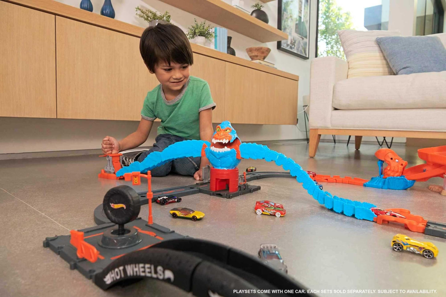 Hot Wheels City Wreck & Ride Gorilla Attack with 1 Car, Connects to Other Sets, Gas Station-Themed Set, Gift for Kids 4 to 8 Years Old
