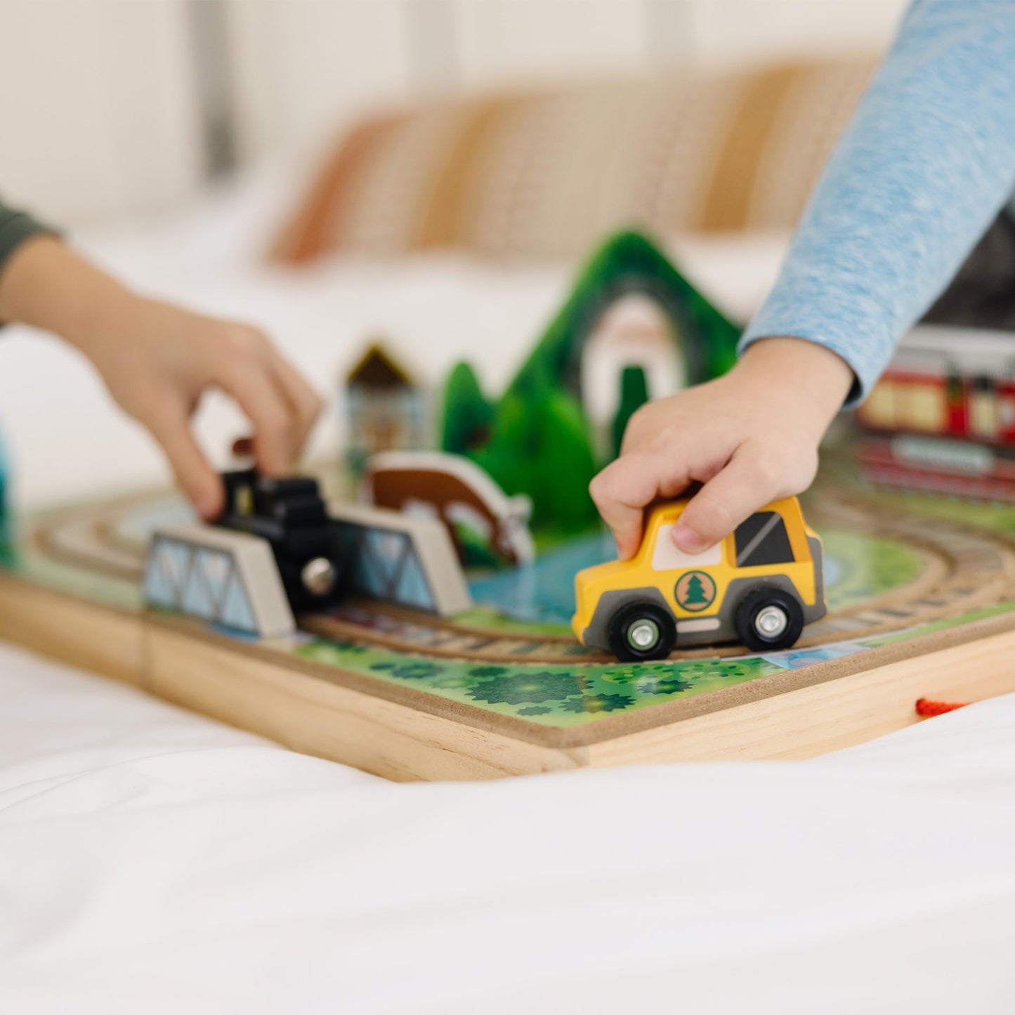 Melissa & Doug Take-Along Railroad Playset with Wooden Trains, Animals & Scenery, Preschool Learning Toy for Boys & Girls 3+, FSC Certified