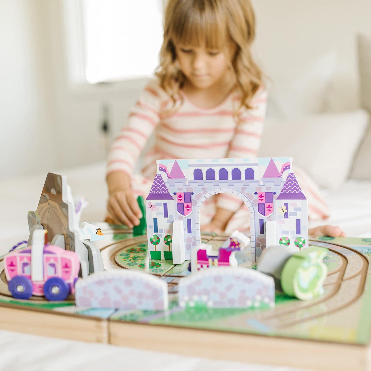 Melissa & Doug 19-Piece Wooden Take-Along Tabletop Kingdom – Carriage, Horse, Unicorn, Dragon, More