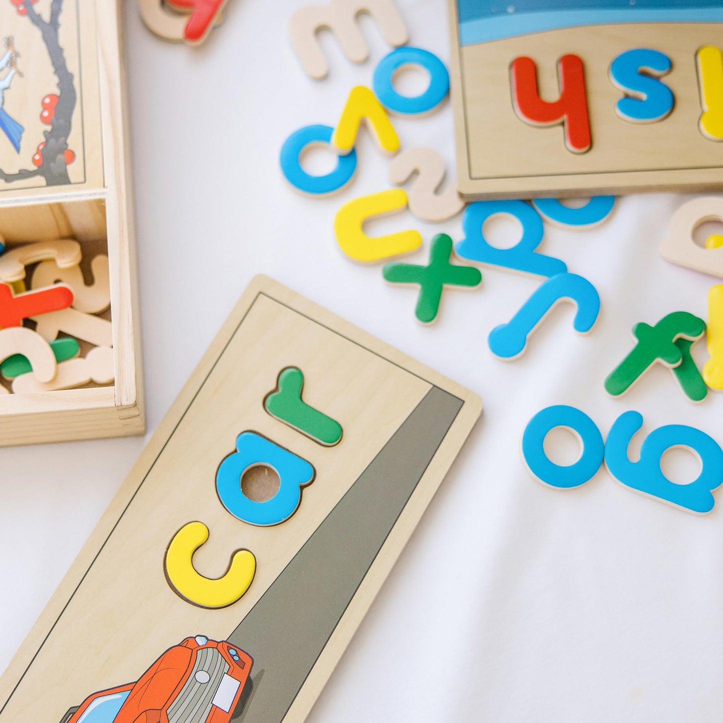 Melissa & Doug See & Spell – Wooden Educational Toy with 8 Double-Sided Boards & 64 Letters, Preschool Learning Activity for Kids Ages 4+