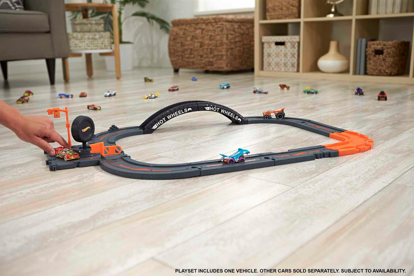 Hot Wheels Toy Car Track Set Pack, 10 Track-Building Parts with City Square, Bridge & 1:64 Scale Vehicle, Connects to Other Tracks