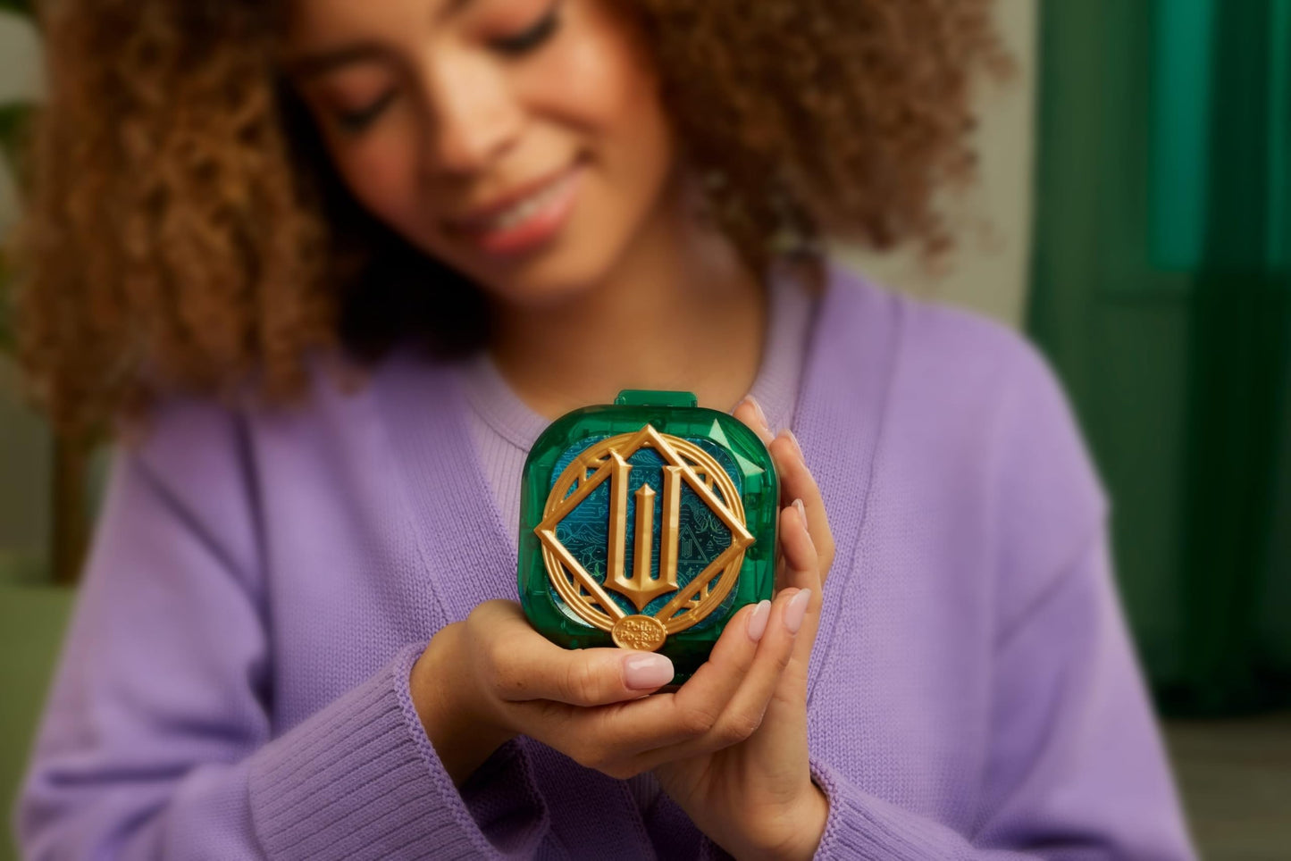 Polly Pocket Wicked x Collector Compact, Micro Dolls and Playset, 2 Themed Accessories, Iconic Shiz & Oz Locations, Glinda, Elphaba, & The Wizard