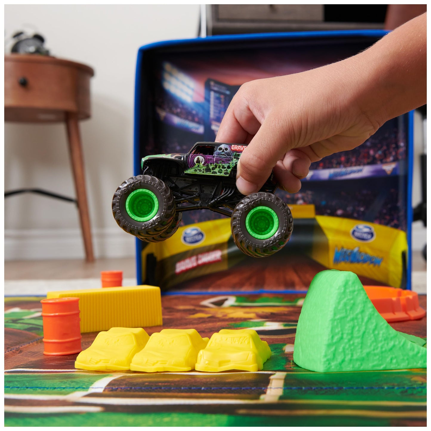 Monster Jam, Ultimate Arena Playmat & Storage with 2 Exclusive Monster Trucks, 1:64 Scale, 20 Accessories, Kids Toys for Boys and Girls Ages 4 and Up