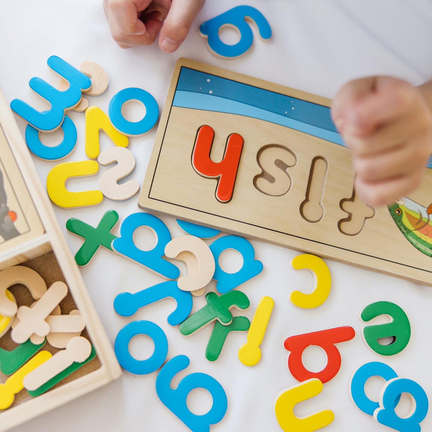 Melissa & Doug See & Spell – Wooden Educational Toy with 8 Double-Sided Boards & 64 Letters, Preschool Learning Activity for Kids Ages 4+