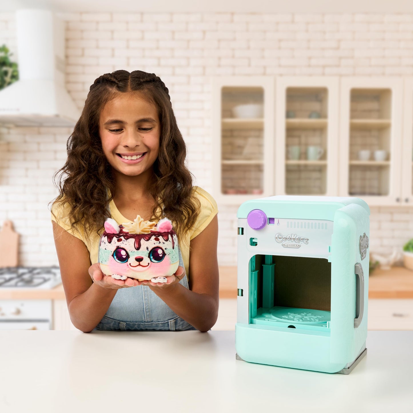 Cookeez Makery Freezy Cakez – Mix, Freeze & Reveal a Scented, Shivering Plush Friend! Styles May Vary