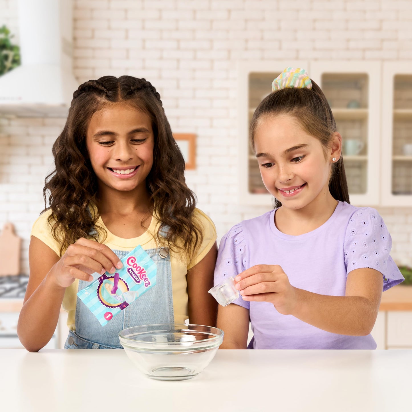 Cookeez Makery Freezy Cakez – Mix, Freeze & Reveal a Scented, Shivering Plush Friend! Styles May Vary