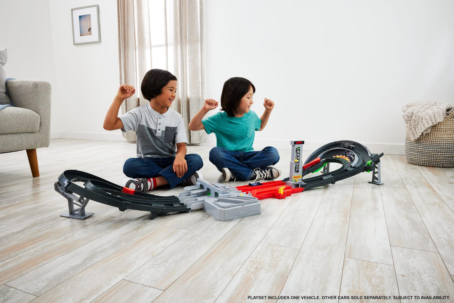 Hot Wheels Toy Car Track Set, Formula 1 Grand Prix Circuit Track Set with 3 1:64 Scale Die-Cast Toy Cars, Two Modes of Racing with a Motorized Booster