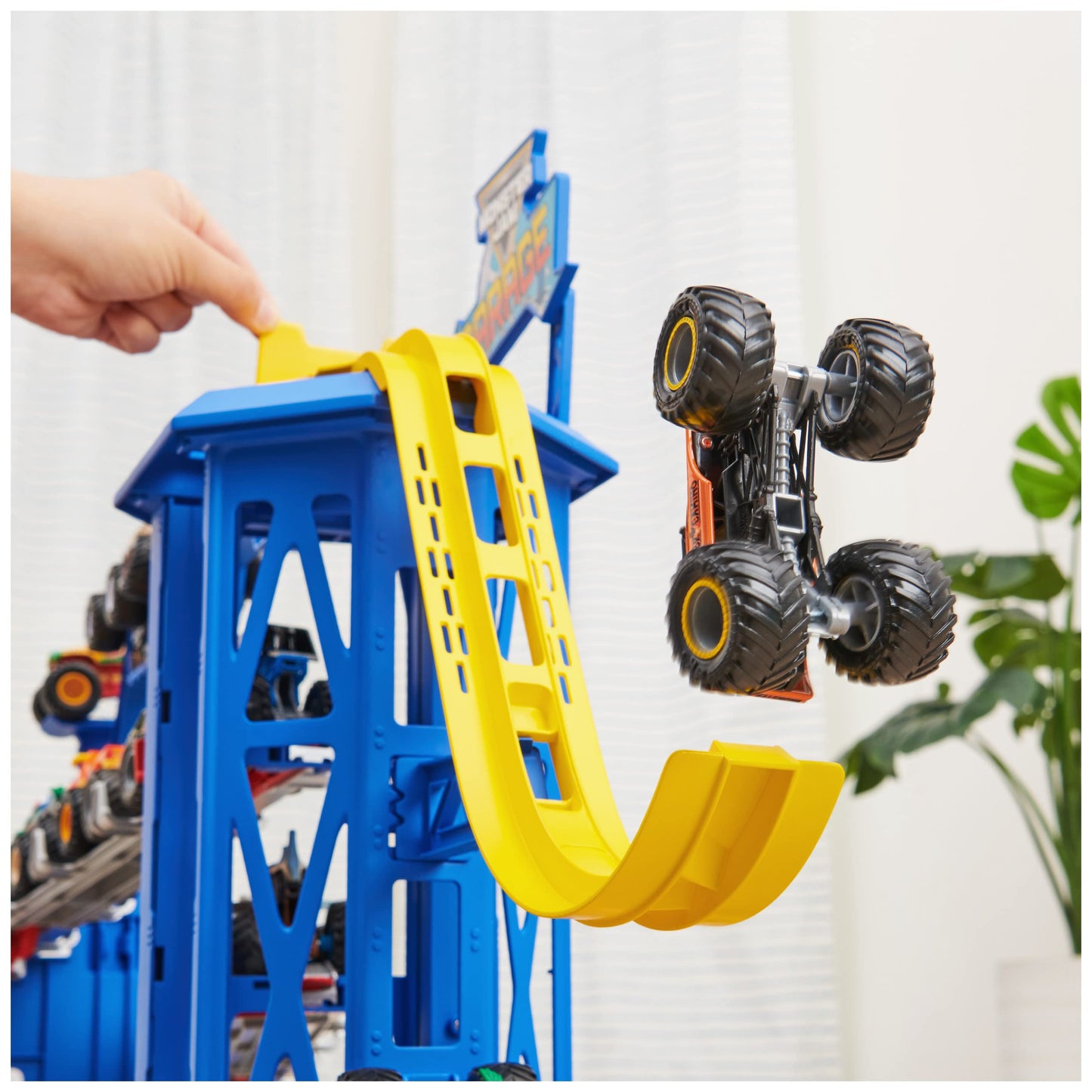 Monster Jam Garage Playset and Storage with Exclusive Grave Digger Monster Truck, Lights & Sounds, Kids Toys for Boys and Girls Ages 4 and Up