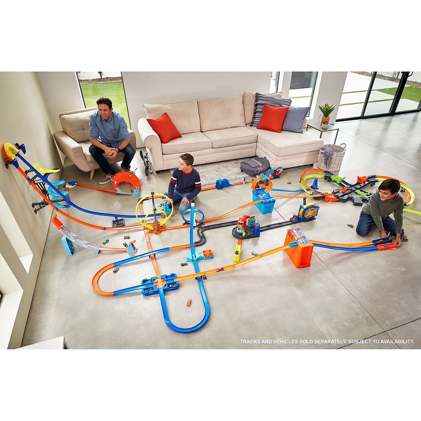 Hot Wheels Toy Car Track Builder Playset, Deluxe Stunt Box with 25 Component Parts & 1:64 Scale Vehicle (Amazon Exclusive)