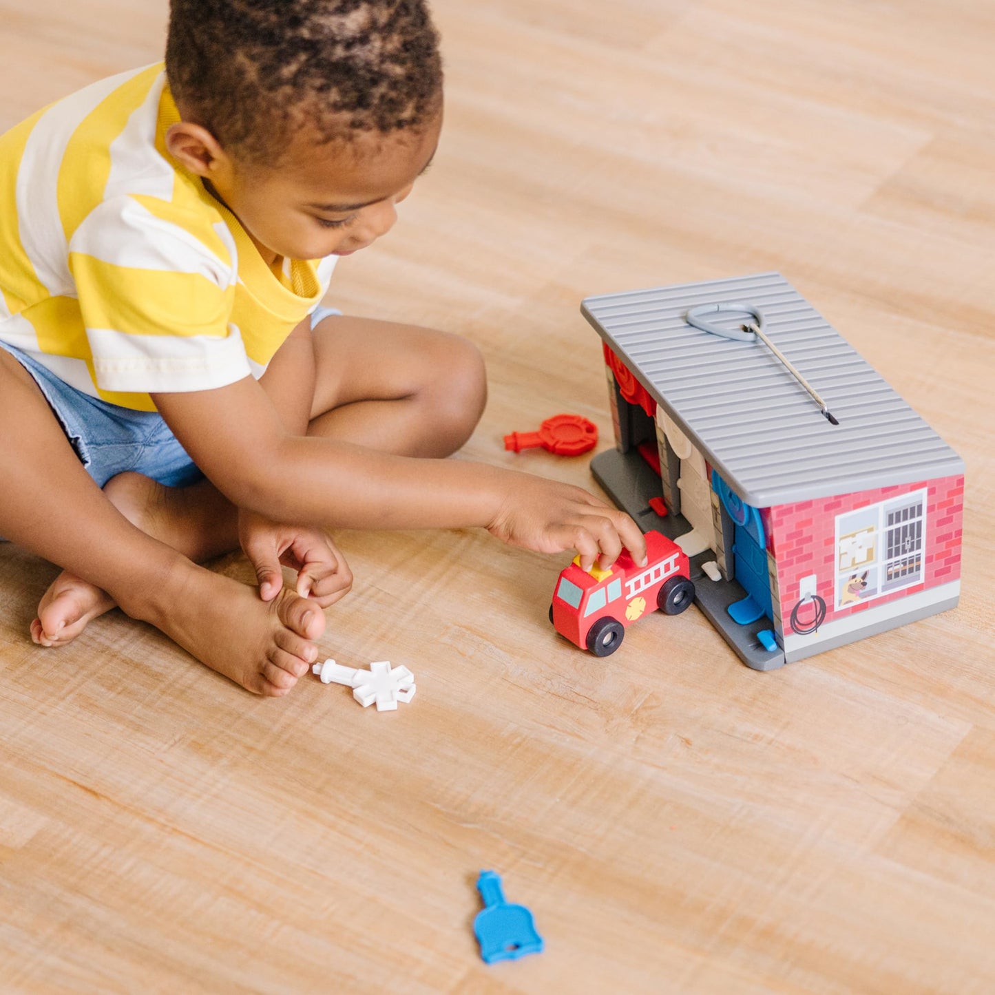 Melissa & Doug Toy Keys and Cars Wooden Rescue Vehicles and Garage (7 pcs) Toddler Pull Back Toys, Toy Garage for Kids Ages 3+