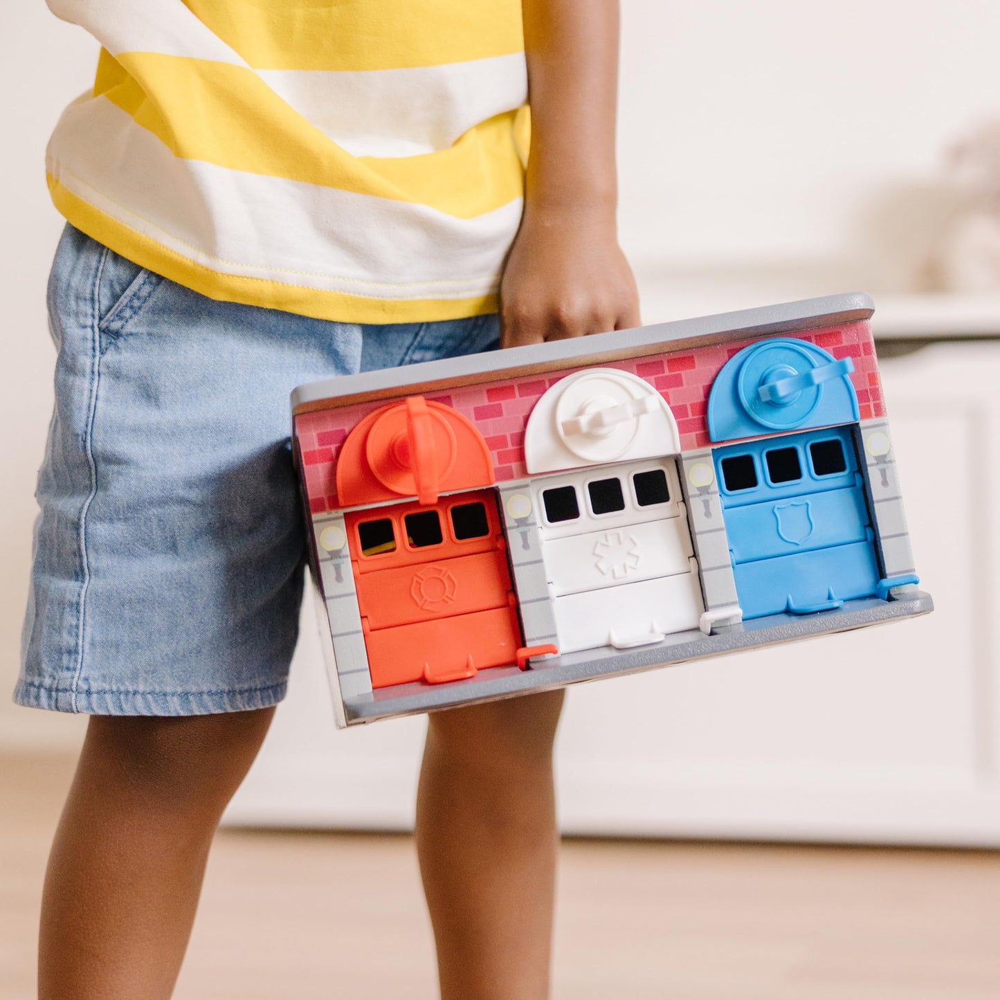 Melissa & Doug Toy Keys and Cars Wooden Rescue Vehicles and Garage (7 pcs) Toddler Pull Back Toys, Toy Garage for Kids Ages 3+