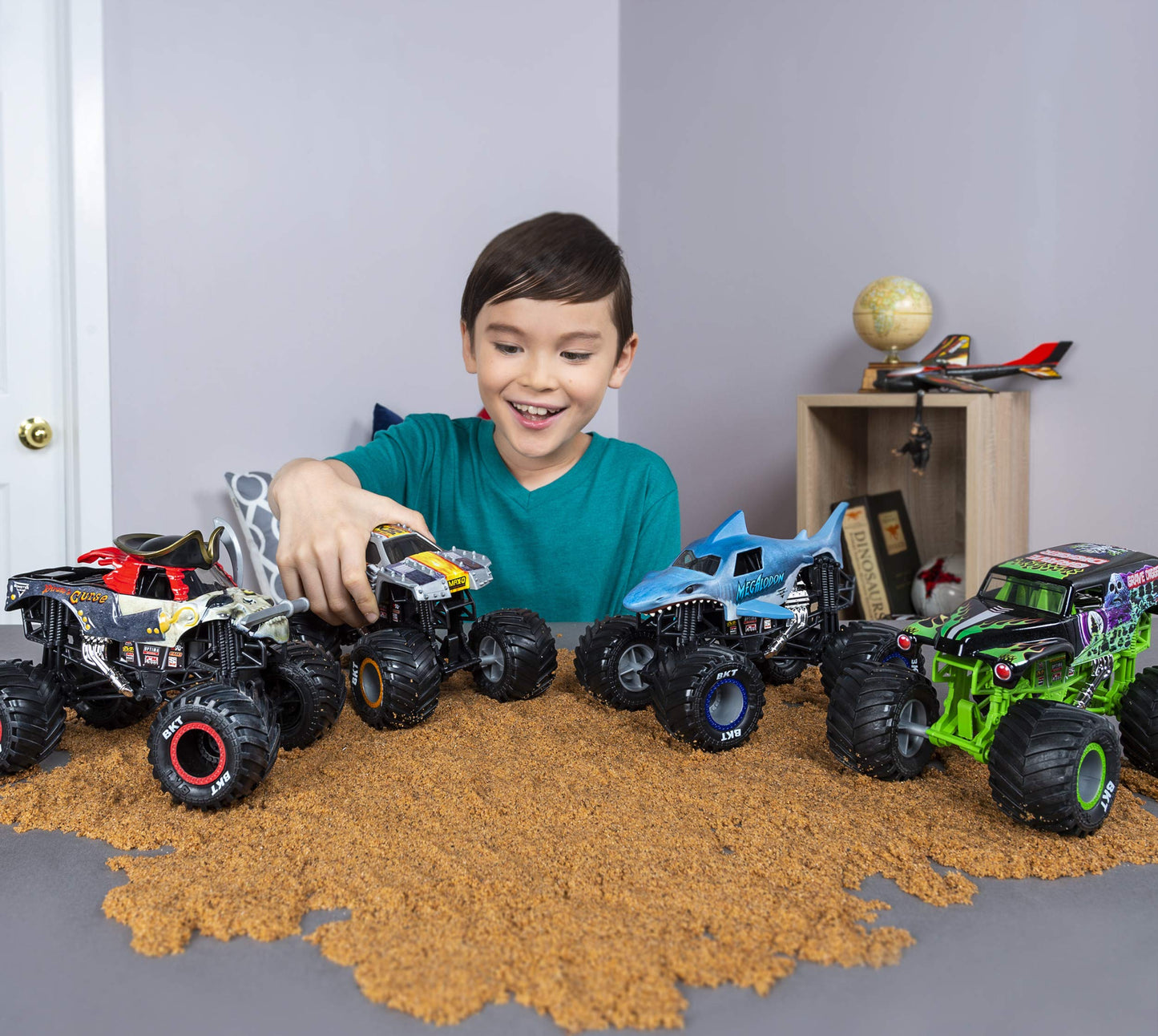 Monster Jam Grave Digger 1:24 Die-Cast Truck with Chrome Rims & BKT Tires – Collectible Toy for Fans, Playsets & Birthday Gifts