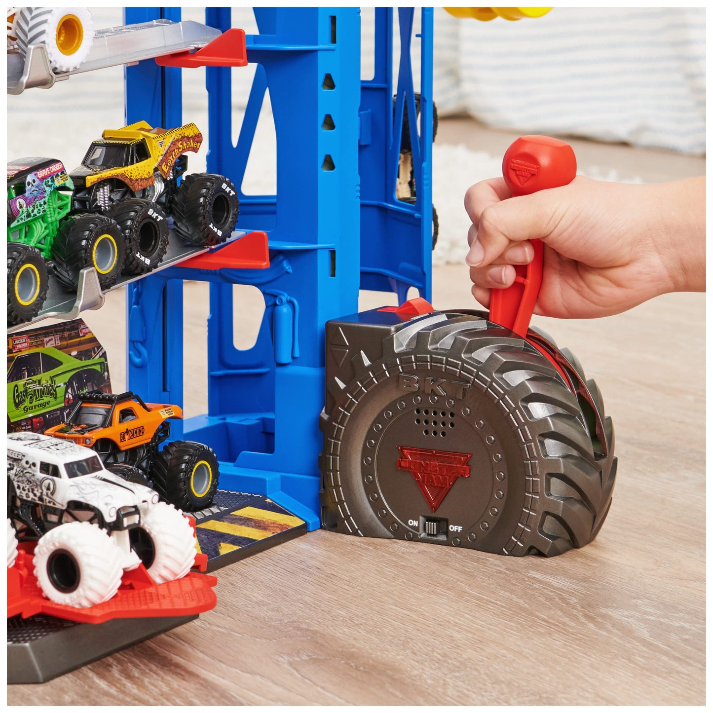 Monster Jam Garage Playset and Storage with Exclusive Grave Digger Monster Truck, Lights & Sounds, Kids Toys for Boys and Girls Ages 4 and Up